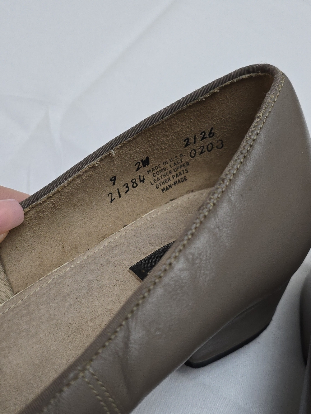 Vintage FootThrills Leather Low Pumps Taupe Grey Bow Wingtip Size 9 2W USA - Picture 3 of 16